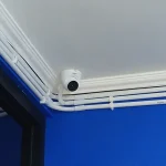 Kamera CCTV terpasang di sudut langit-langit dengan instalasi kabel rapi