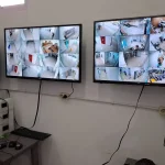 Tampilan hasil pemasangan CCTV WJ CCTV dengan 3 monitor pemantauan di ruang kontrol